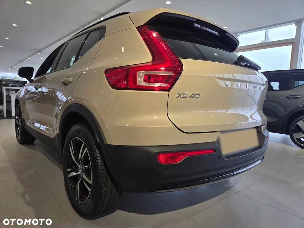 Volvo XC 40 B4 Plus Black Edition - 7