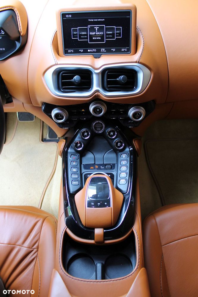 Aston Martin Vantage - 29
