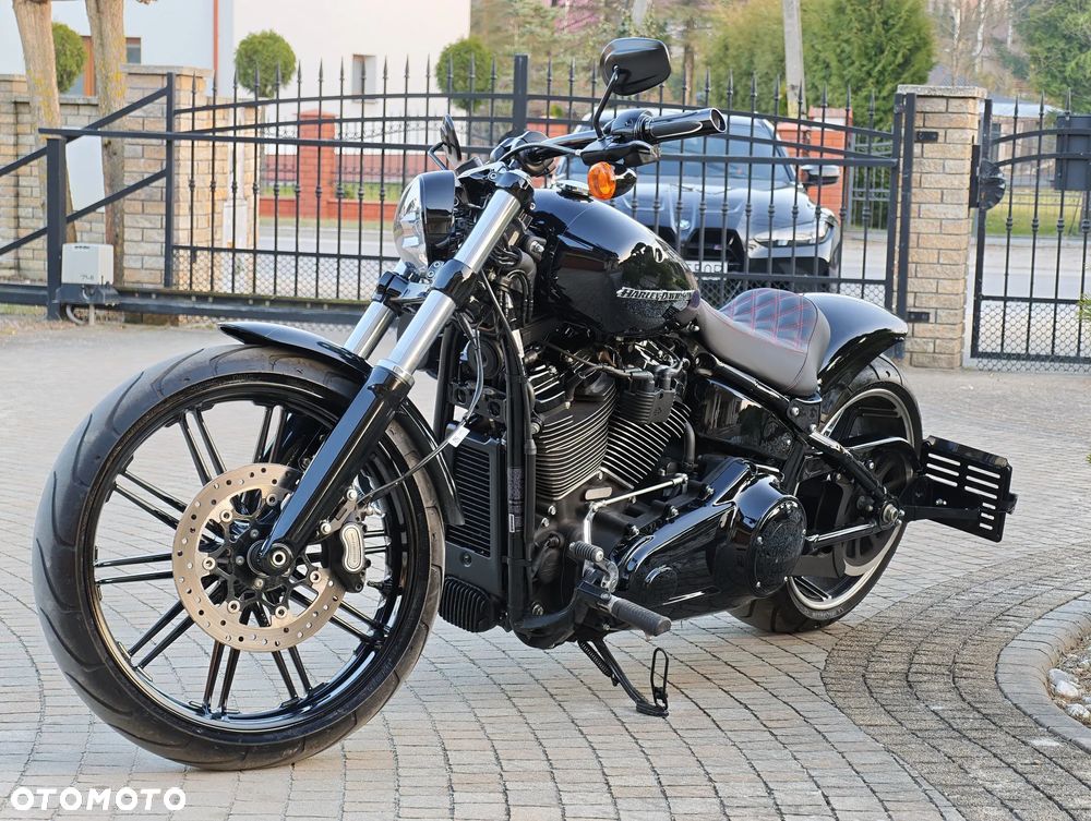 Harley-Davidson Softail Breakout - 21