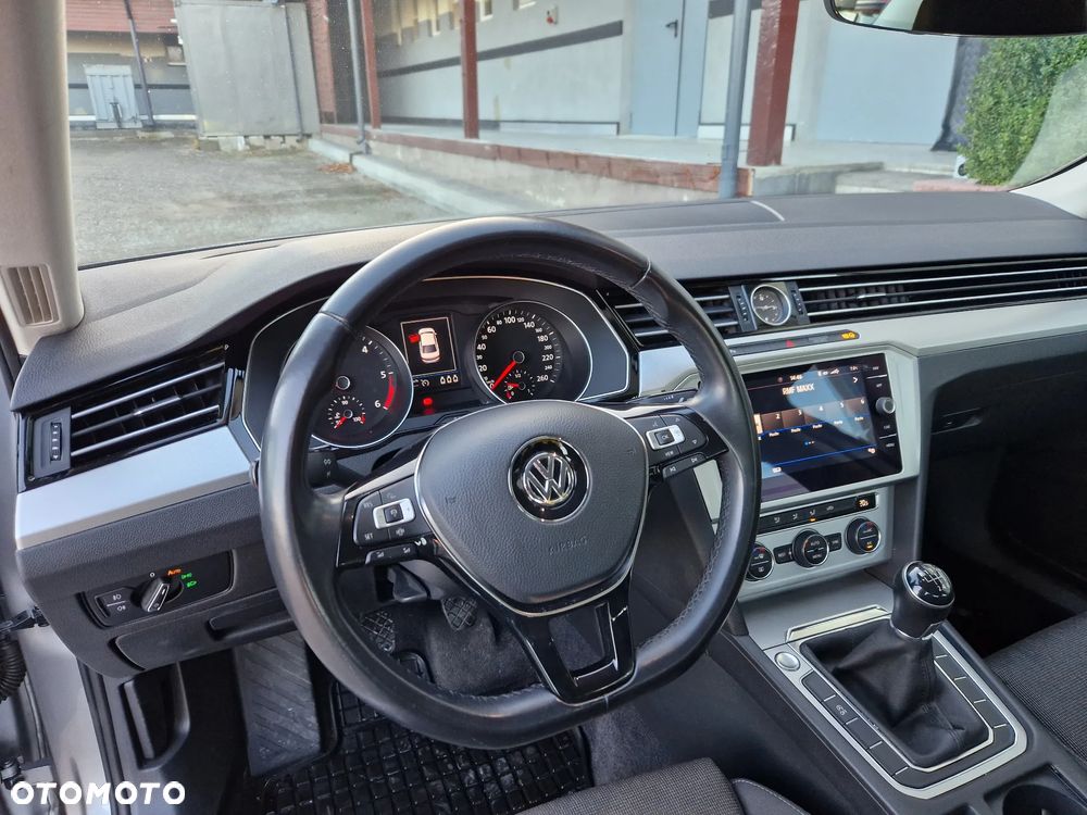 Volkswagen Passat 2.0 TDI SCR Comfortline - 11