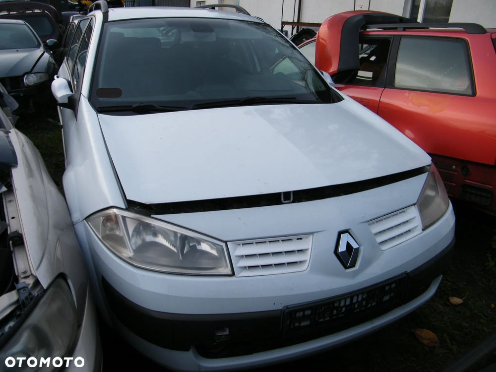 Renault Megane II (02-05r.) 1.9D 115KM. Silnik F9Q 800 Skrzynia ND0 001 lakier OV369 – ICE WHITE BC. Cały na części GWARANCJA !!!  Przód Tył Zestaw Komplet Drzwi Klapa Zderzak Błotnik Maska Grill Atrapa Szyba Pas Lampa Lusterko Boczki Fotel Kanapa Kokpit Deska Rozdzielcza Przełącznik Włącznik Sterownik Przewody Wiązka Instalacja Moduł Komputer Czujnik Listwa Pompa Alternator Wtryski Głowica Rozrusznik Kompresor Sprzęgło Dwumas Silnik Skrzynia ABS Klimatyzacji Paliwa Wspomagania Kolektor Turbina Przepustnica Zawór Chłodnica Koło Hak Belka Sanki Zawieszenie Mcpherson Półoś Amortyzator Wydech Tłumik Zacisk Most - 2