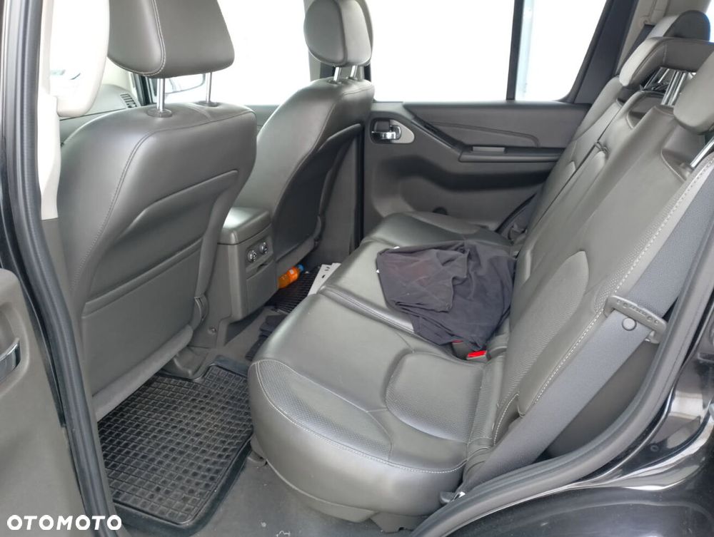 Nissan Pathfinder 2.5 D LE - 6