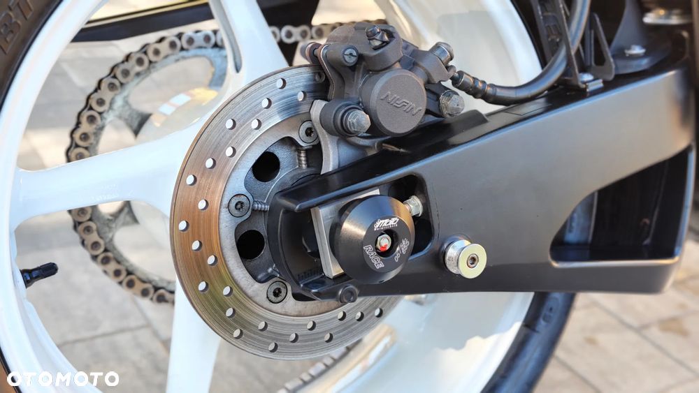 Yamaha R1 - 18
