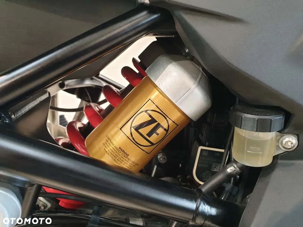 BMW F - 22