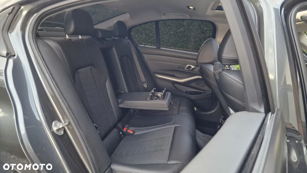 BMW Seria 3 330e xDrive - 24