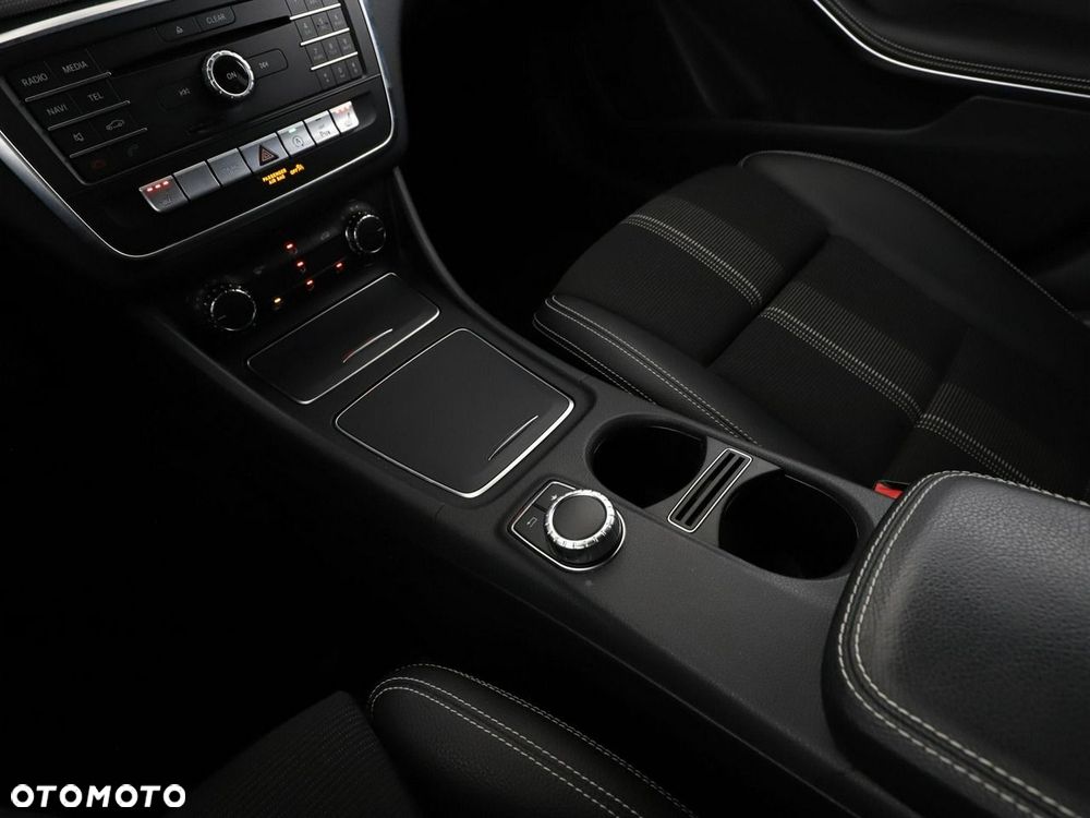 Mercedes-Benz CLA 200 7G-DCT Urban - 29