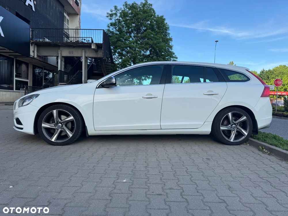 Volvo V60 D5 AWD R-Design - 4
