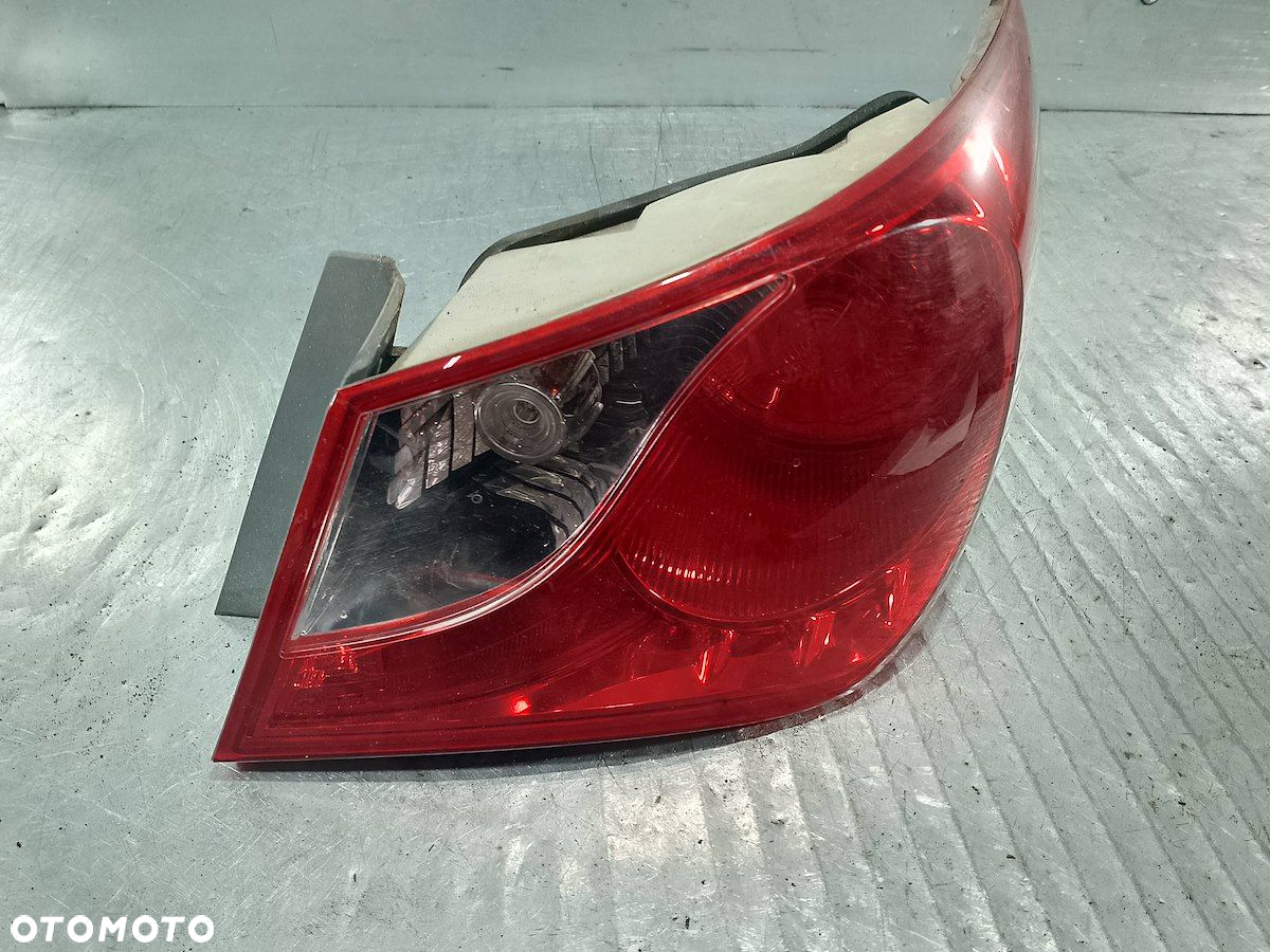 LAMPA TYLNA PRAWA HYUNDAI SONATA 92402-3Q SEDAN - 4