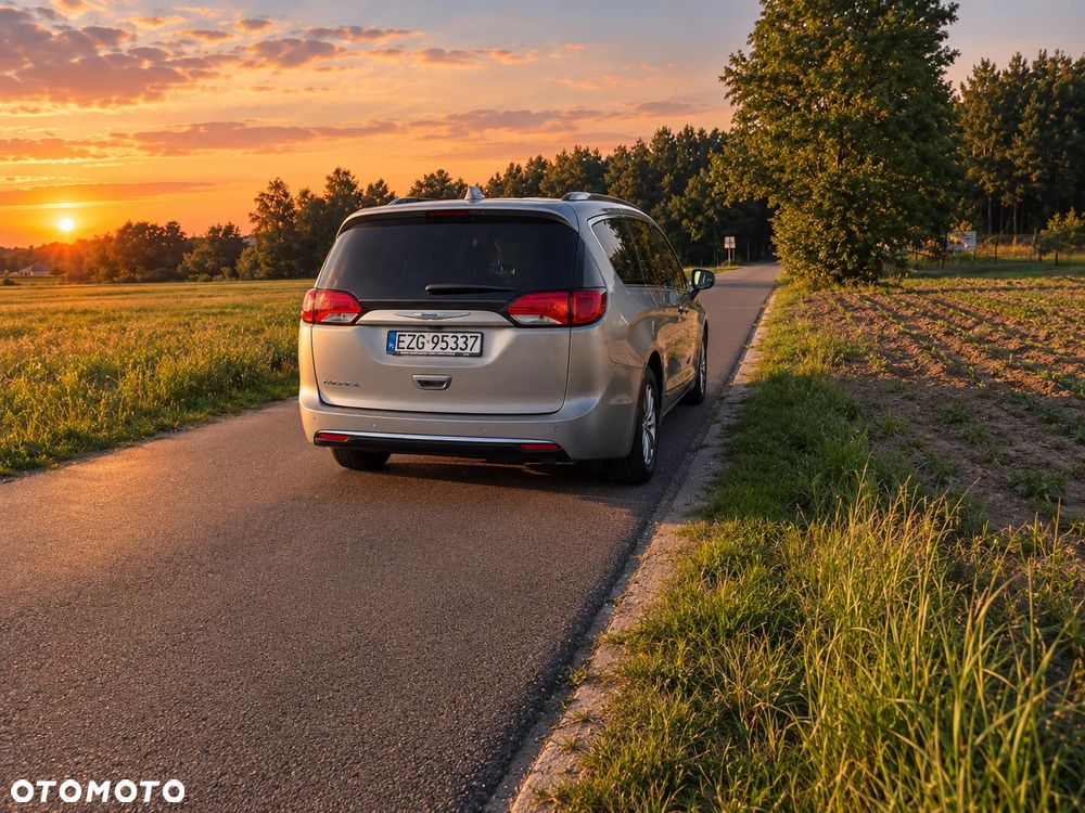 Chrysler Pacifica - 8