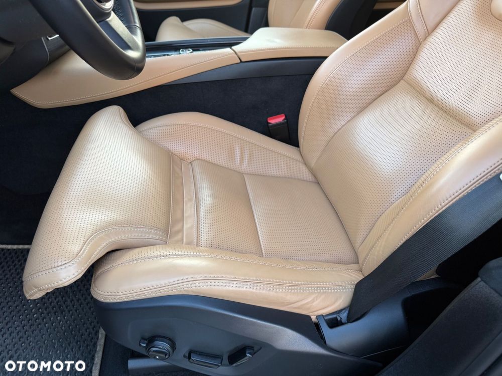 Volvo XC 90 B5 D AWD Ultimate Dark 7os - 27