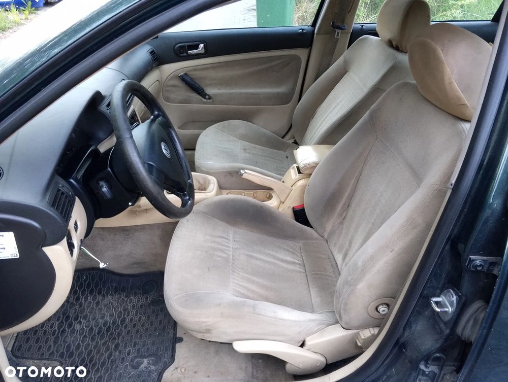 Volkswagen Passat B5 (przed Lift) (97-00r.) 1.8 TB R4 20V 150KM. Silnik AEB,   ANB,  APU,  ATW,  AUG Skrzynia DHW,  DVX,  EHV,  EEN,  DHF,  DHY,  DVZ lakier LC6N.Cały na części. GWARANCJA !!! Przód Tył Zestaw Komplet Drzwi Klapa Zderzak Błotnik Maska Grill Atrapa Szyba Pas Lampa Lusterko Boczki Fotel Kanapa Kokpit Deska Rozdzielcza Przełącznik Włącznik Sterownik Przewody Wiązka Instalacja Moduł Komputer Czujnik Listwa Pompa Alternator Wtryski Głowica Rozrusznik Kompresor Sprzęgło Dwumas Silnik Skrzynia ABS Klimatyzacji Paliwa Wspomagania Kolektor Turbina Przepustnica Zawór Chłodnica Koło Hak Belka Sanki Zawieszenie Mcpherson Półoś Amortyzator Wydech Tłumik Zacisk Most - 6