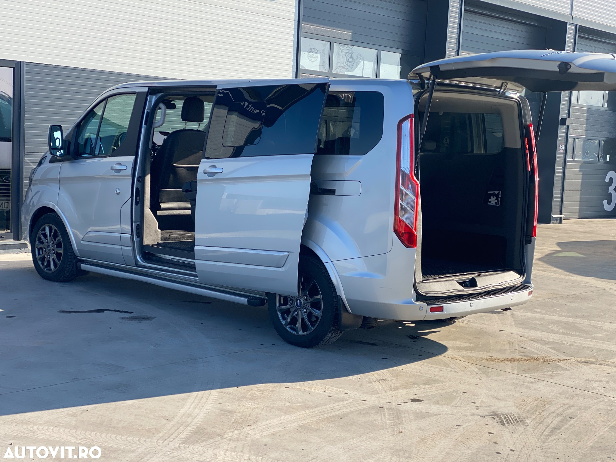 Ford Tourneo Custom Bus 320 2.0 EcoBlue 185 CP L2H1 Titanium X Aut. - 26