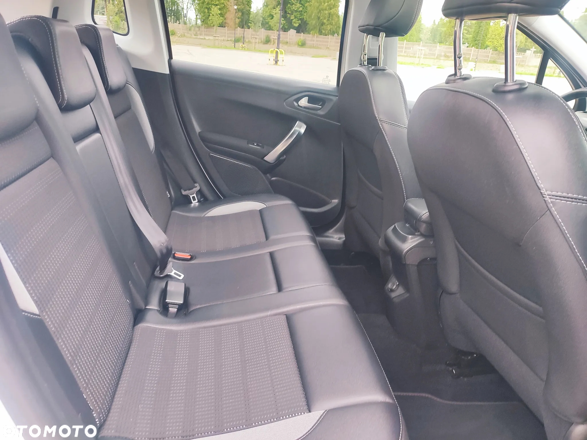 Peugeot 2008 1.6 BlueHDi Allure S&S - 24