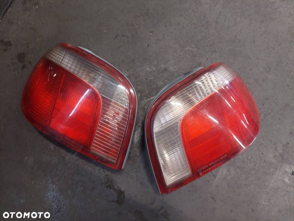 KOMPLETNY TYŁ KLAPA BAGAŻNIKA ZDERZAK TYŁ LAMPY TOYOTA YARIS I 6R4 - 2
