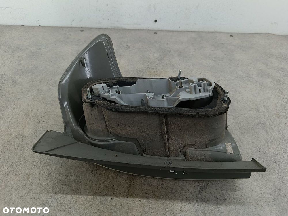 LAMPA TYLNA LEWA TOYOTA COROLLA VERSO II - 13