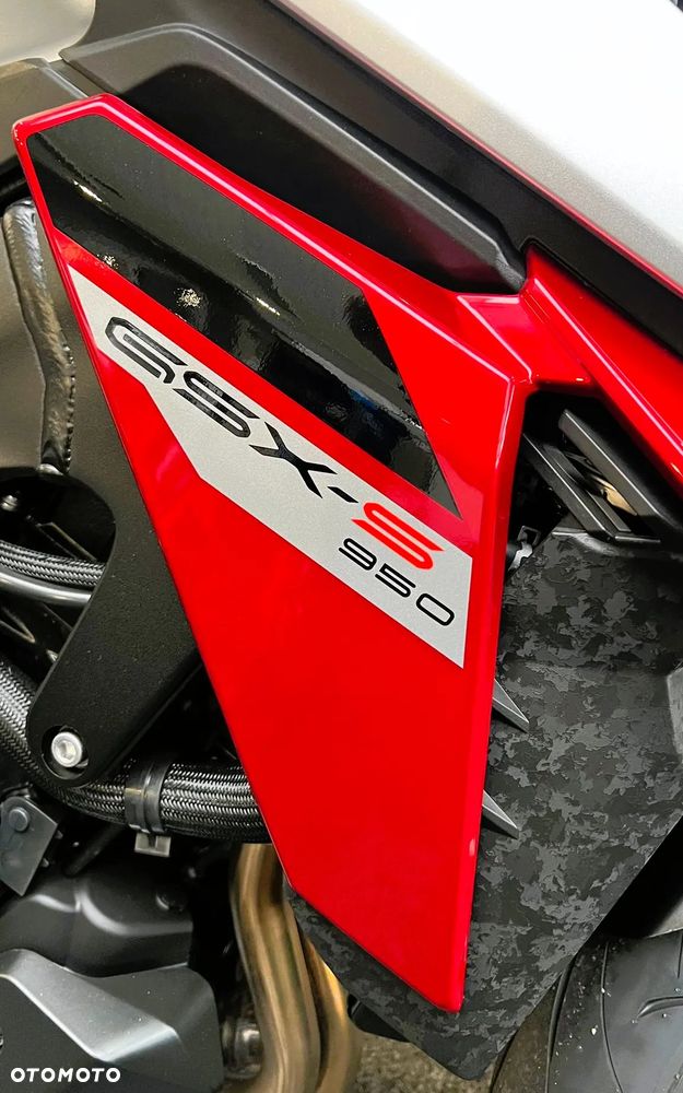 Suzuki GSX - 17