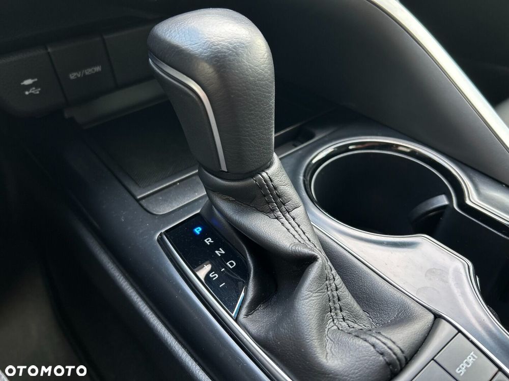Toyota Camry 2.5 Hybrid Comfort CVT - 22