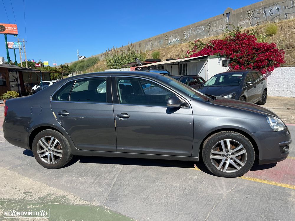 VW Jetta 1.6 TDi Confortline - 5