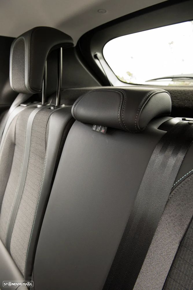 Peugeot 2008 1.2 PureTech Allure Pack EAT8 - 36