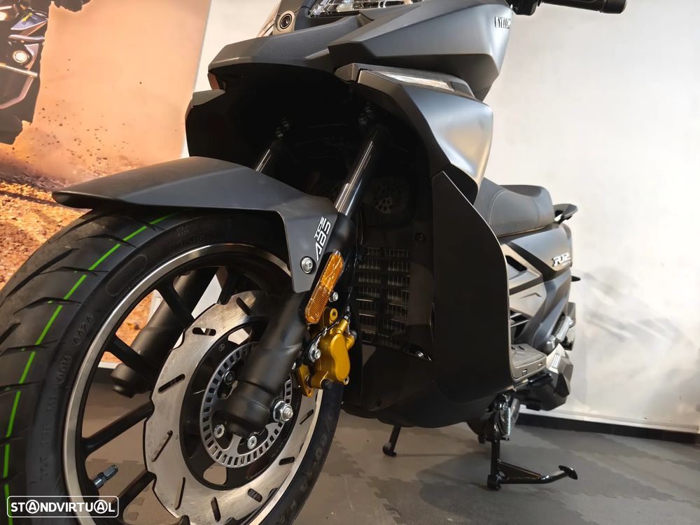 Cyclone RT2 300 Maxi Scooter Nova - 6