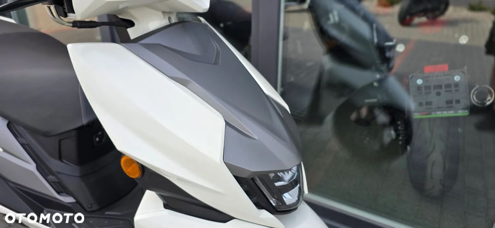 Suzuki Avenis - 9