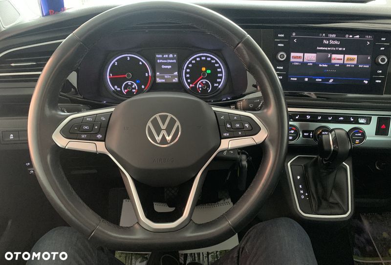 Volkswagen TRANSPORTER T6.1, DSG 4Motion, T6 4x4 plus reduktor napędów, Model BULLY MULTIVAN DELUX ORYGINAL, Światła LED, Fotele obracane kapitańskie, Dynamiczne zawieszenie komfortowe, 3 strefowa klimatyzacja, Felgi specjalne, Pakiet akustyczny, Stolik CAMPER - 33