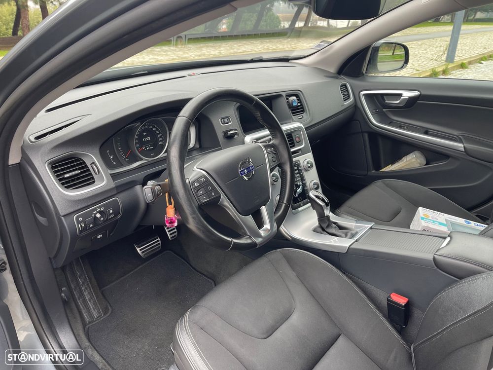 Volvo V60 Cross Country 2.0 D3 Momentum Geartronic - 4