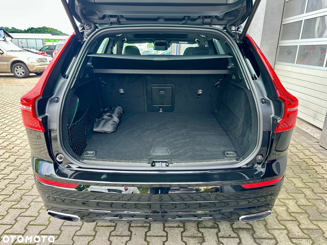 Volvo XC 60 T6 AWD Plug-In Hybrid R-Design - 33