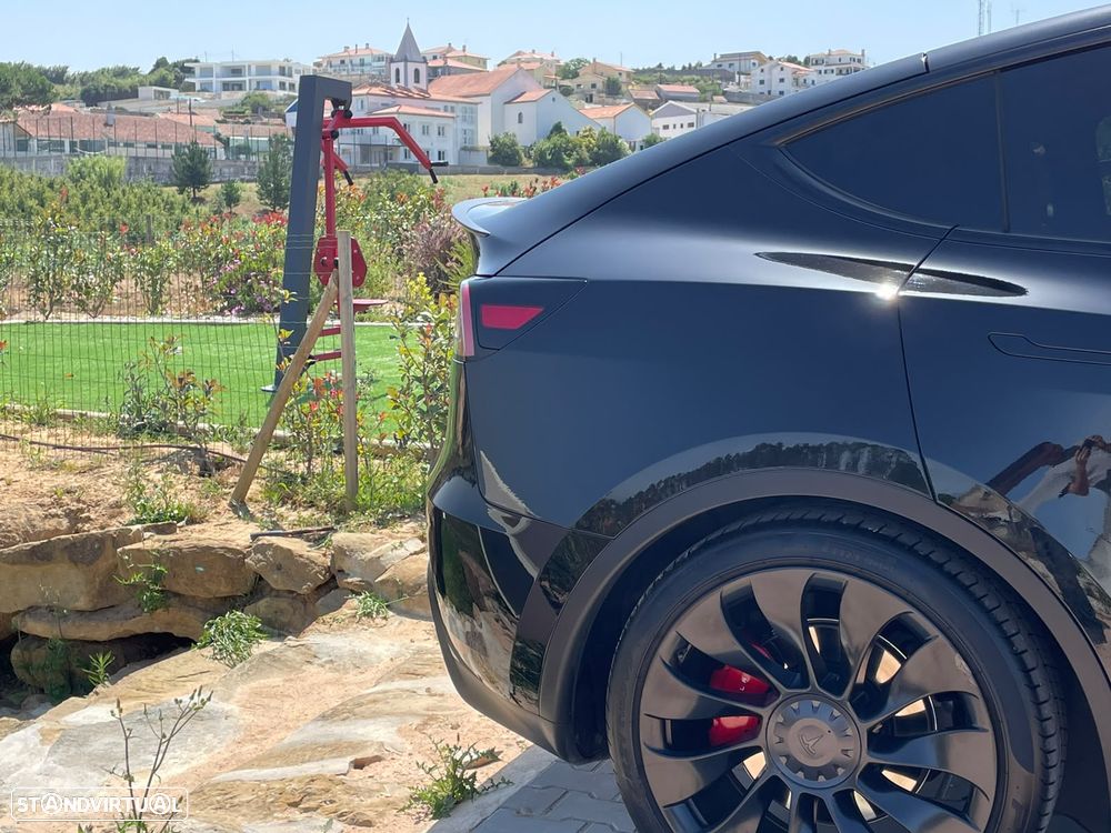 Tesla Model Y - 24