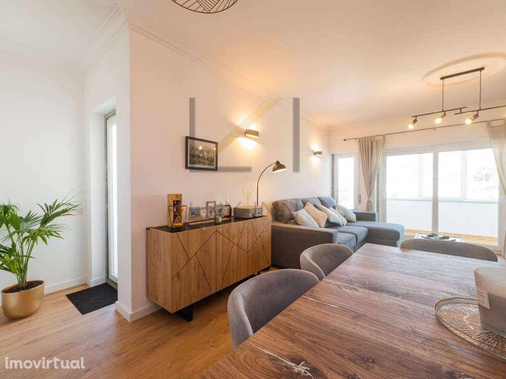 Andar de Moradia T2 + 2 Duplex Remodelado com Cave, Garagem Box e L... - Grande imagem: 2/44