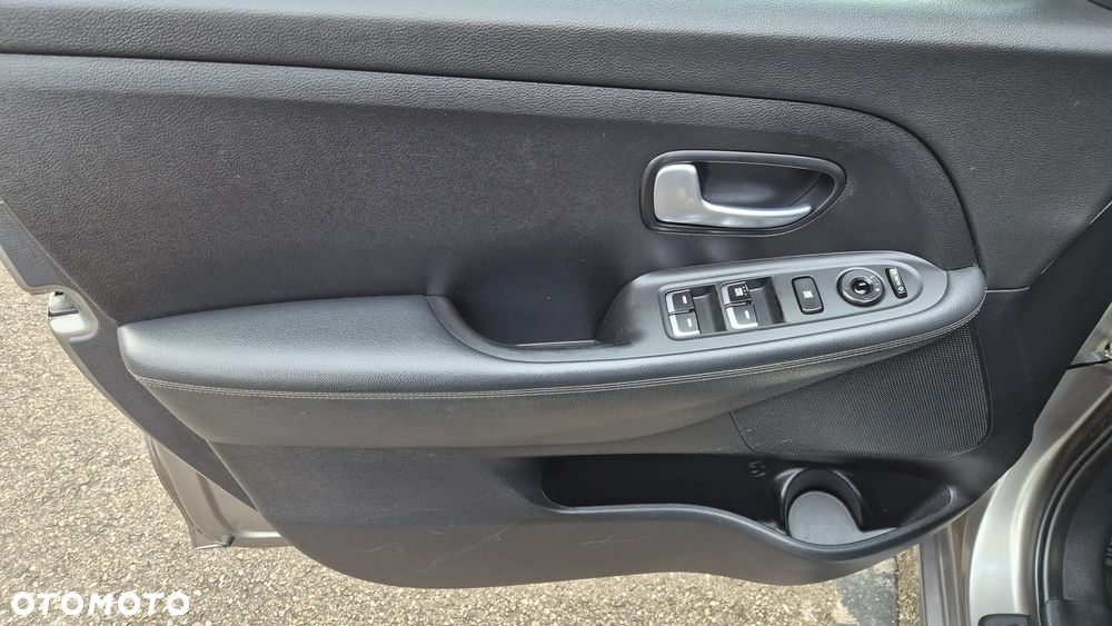 Kia Carens 1.6 GDI Dream Team Edition - 11