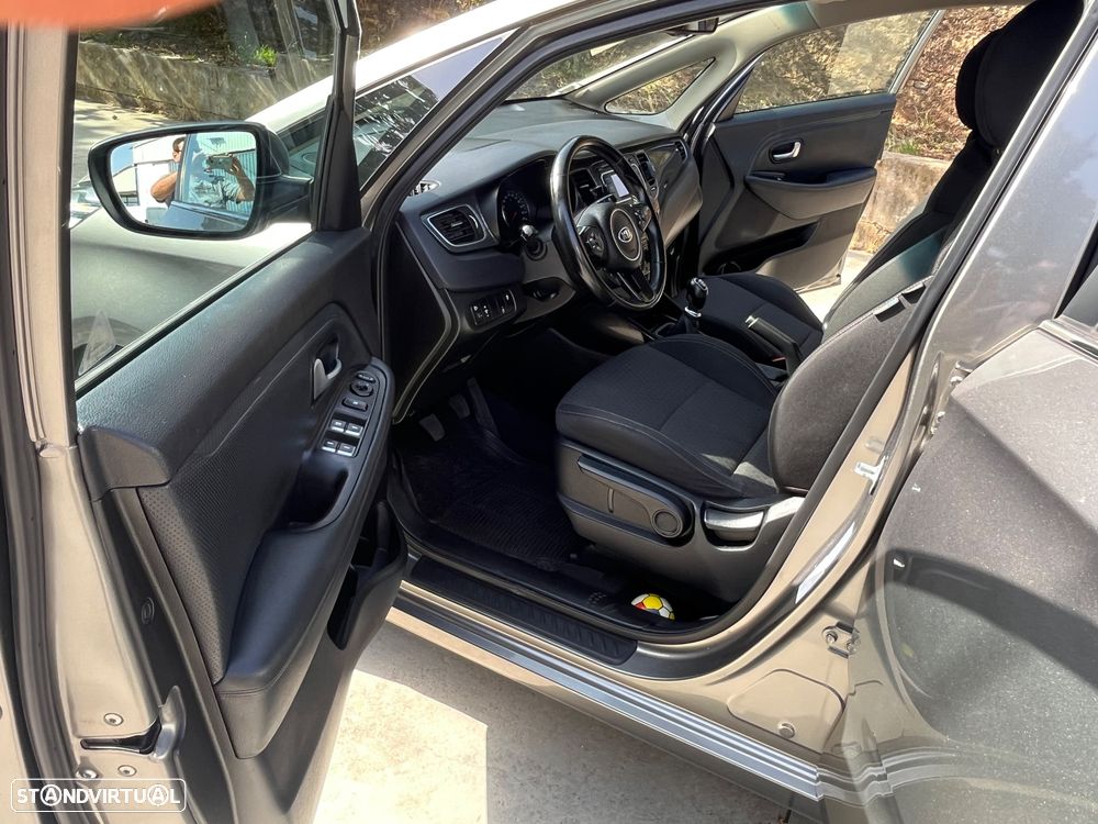 Kia Carens - 4
