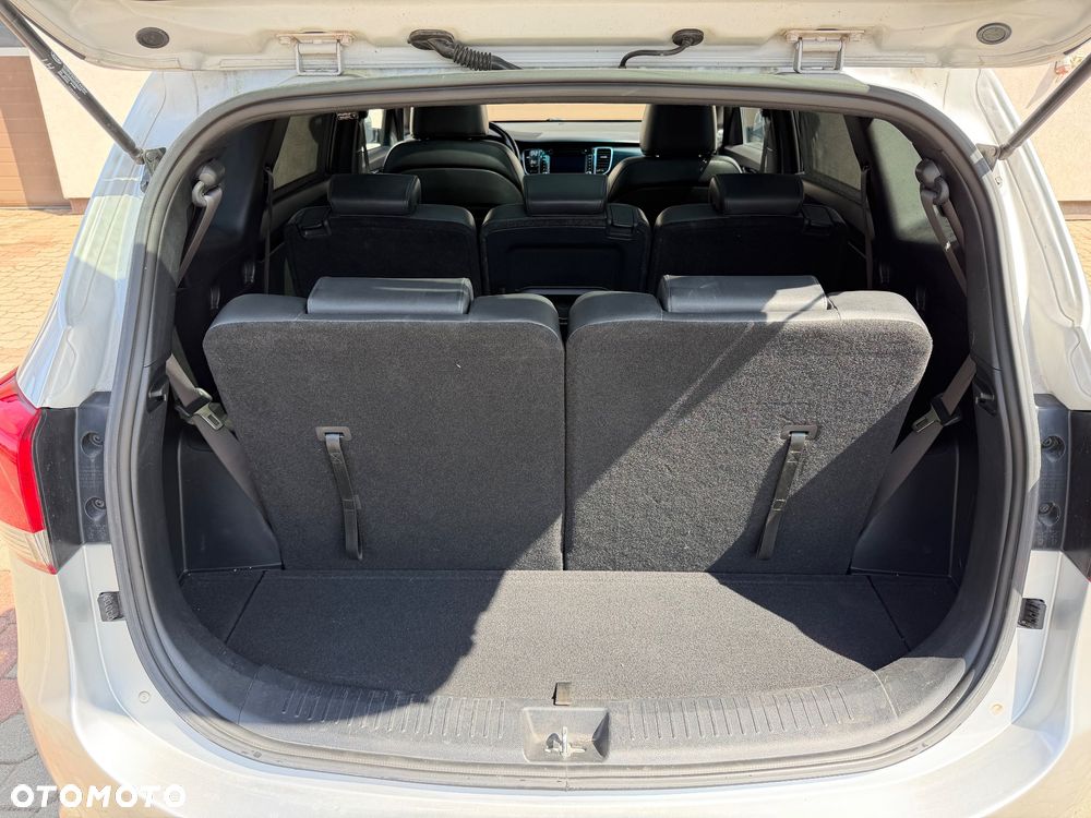 Kia Carens - 34