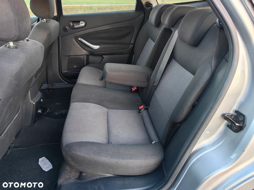 Ford Mondeo 2.0 Ambiente - 16