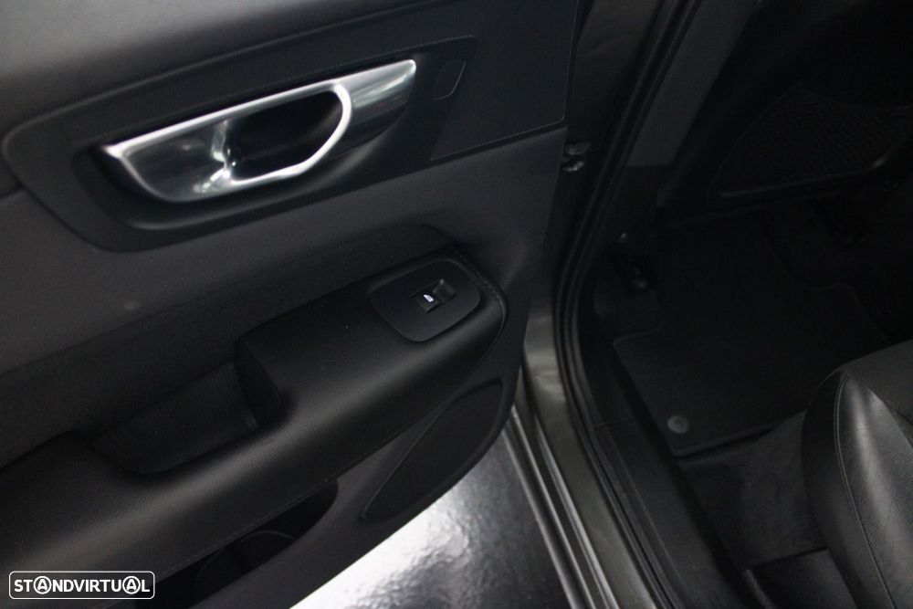 Volvo XC 60 2.0 T8 PHEV Momentum AWD — fotografia 31
