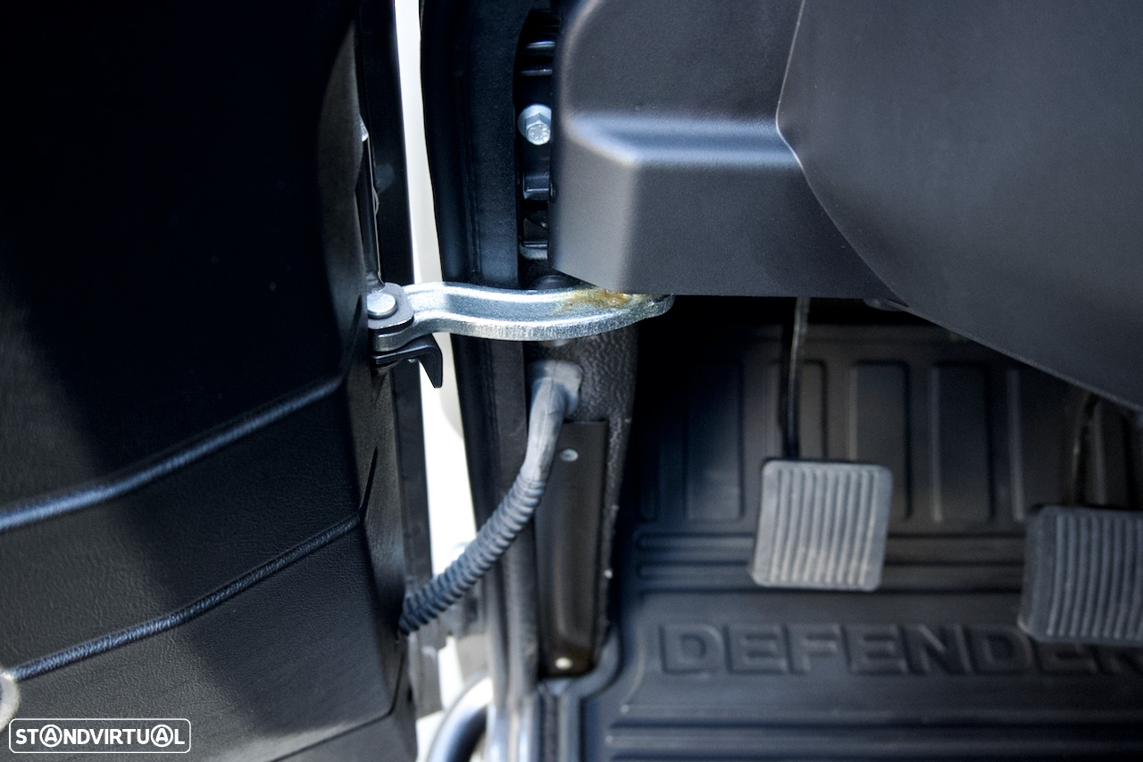 Land Rover Defender 110 SW 2.4 CRD S - 21