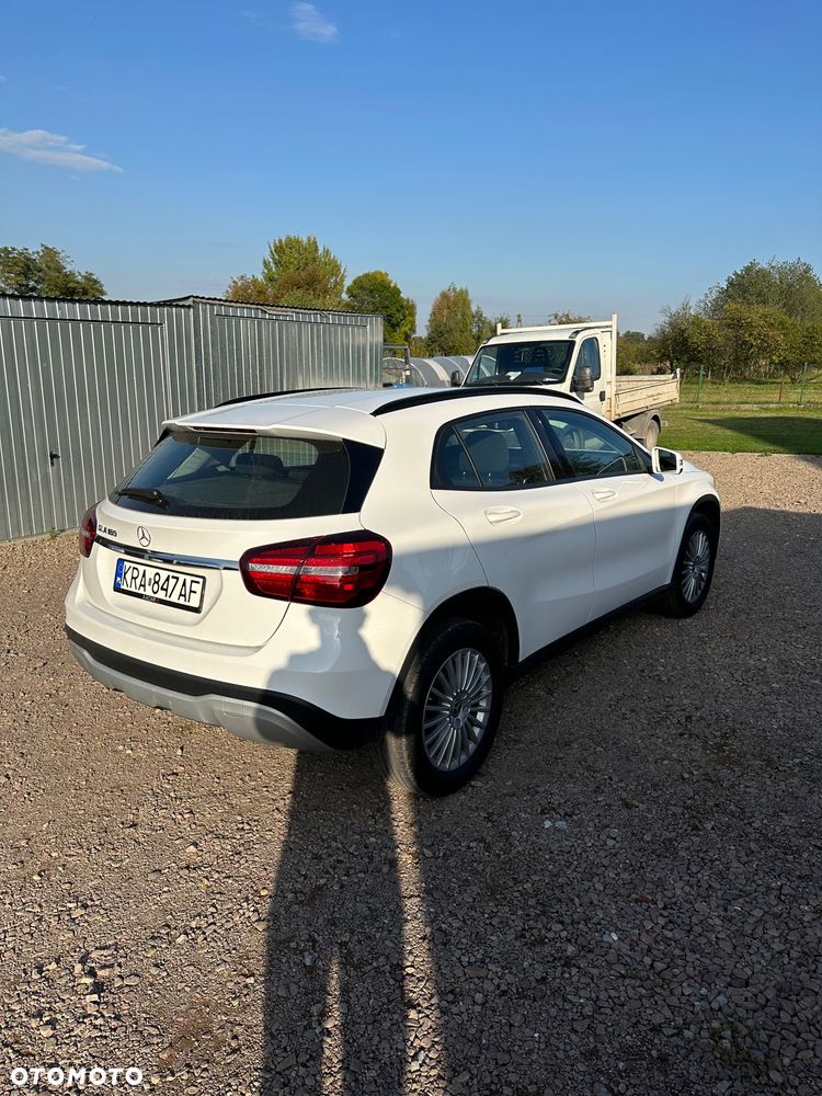 Mercedes-Benz GLA 180 7G-DCT - 4