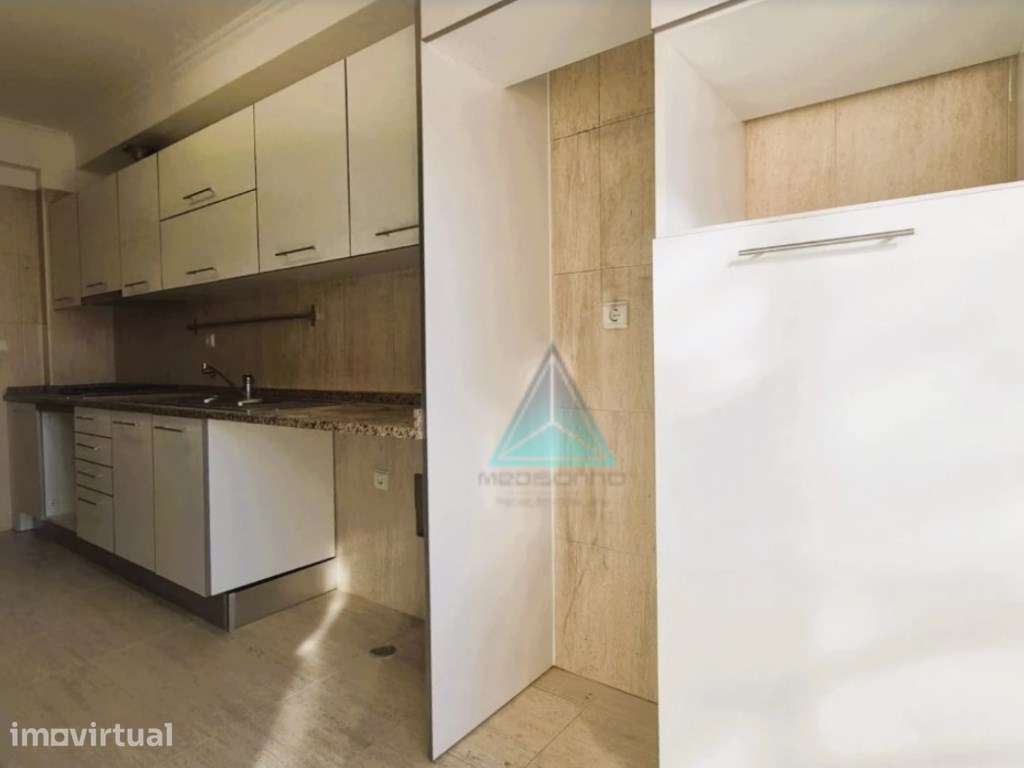 Apartamento T2 Feijó, com arrecadação e 2 varandas - Grande imagem: 2/24