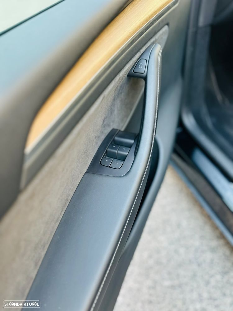 Tesla Model Y Standard RWD - 12