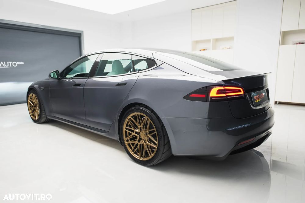 Tesla Model S - 12