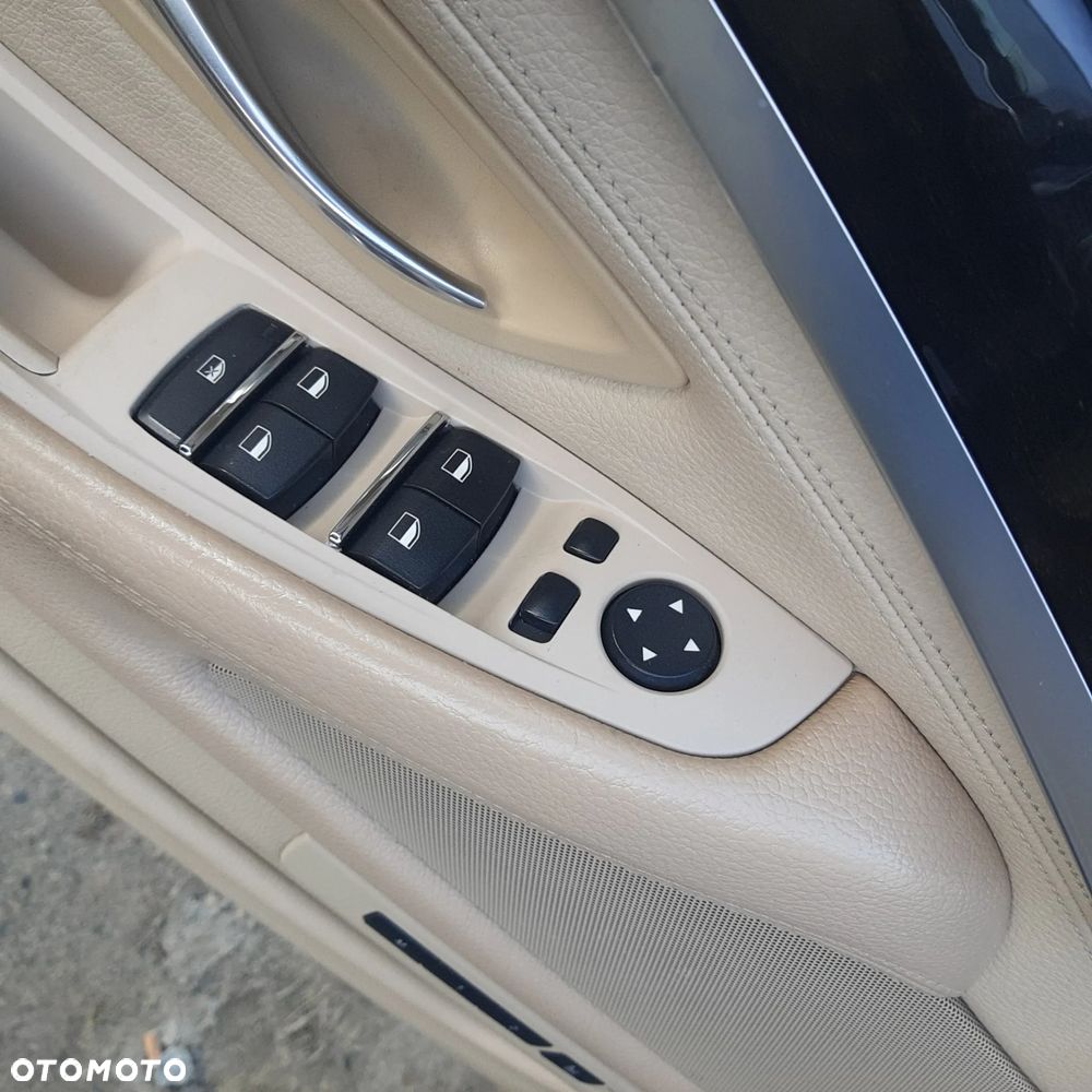 BMW Seria 5 528i xDrive - 12