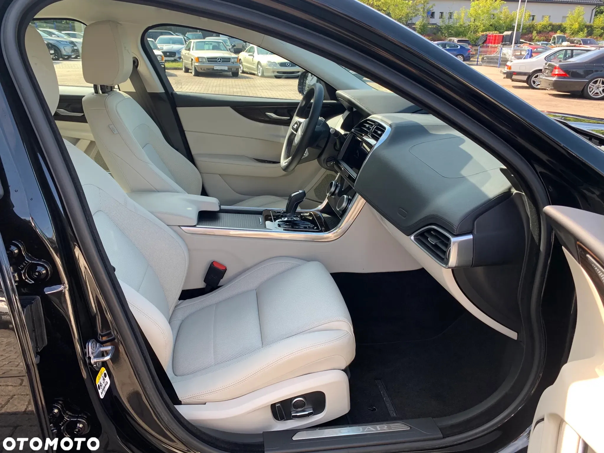 Jaguar XE 2.0 D200 mHEV R-Dynamic Black - 13
