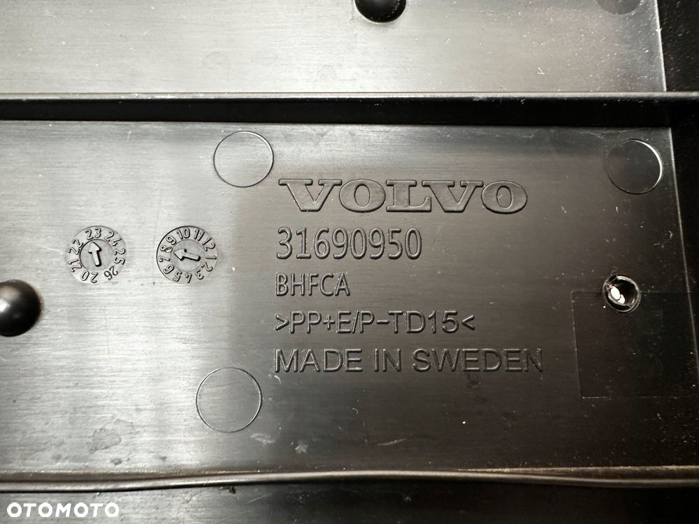 volvo xc40 lift 21-23 ramka pod tablicę przód - 3