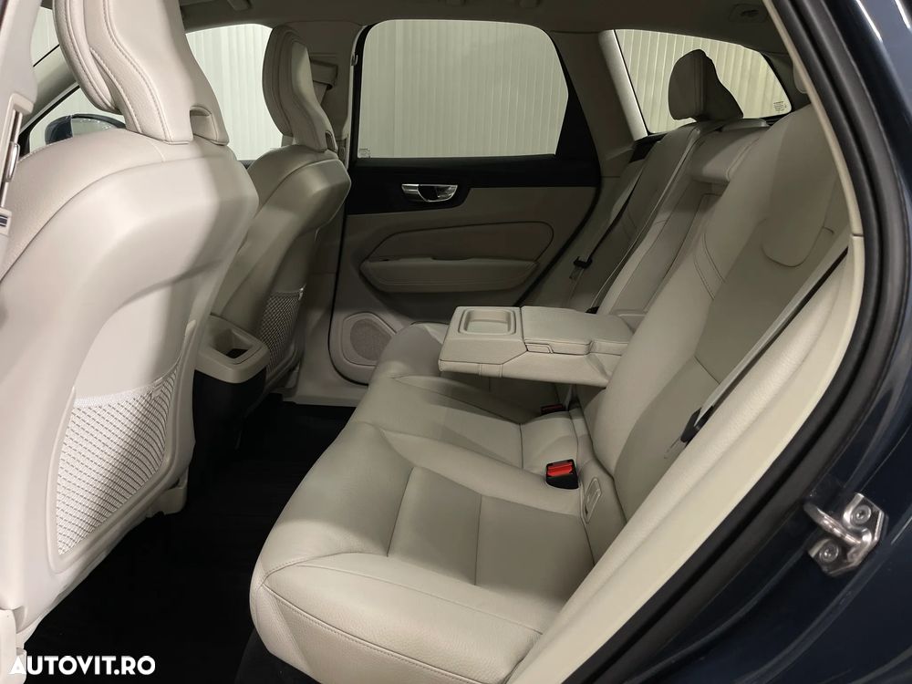 Volvo XC 60 B4 MHEV AT8 AWD Momentum - 12