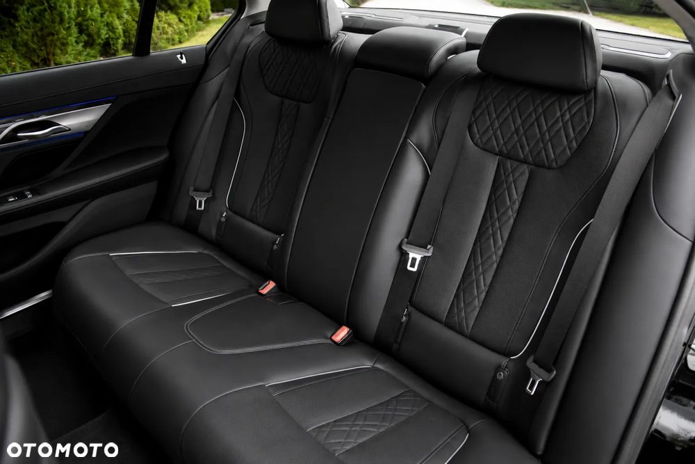 BMW Seria 7 750Li xDrive - 9