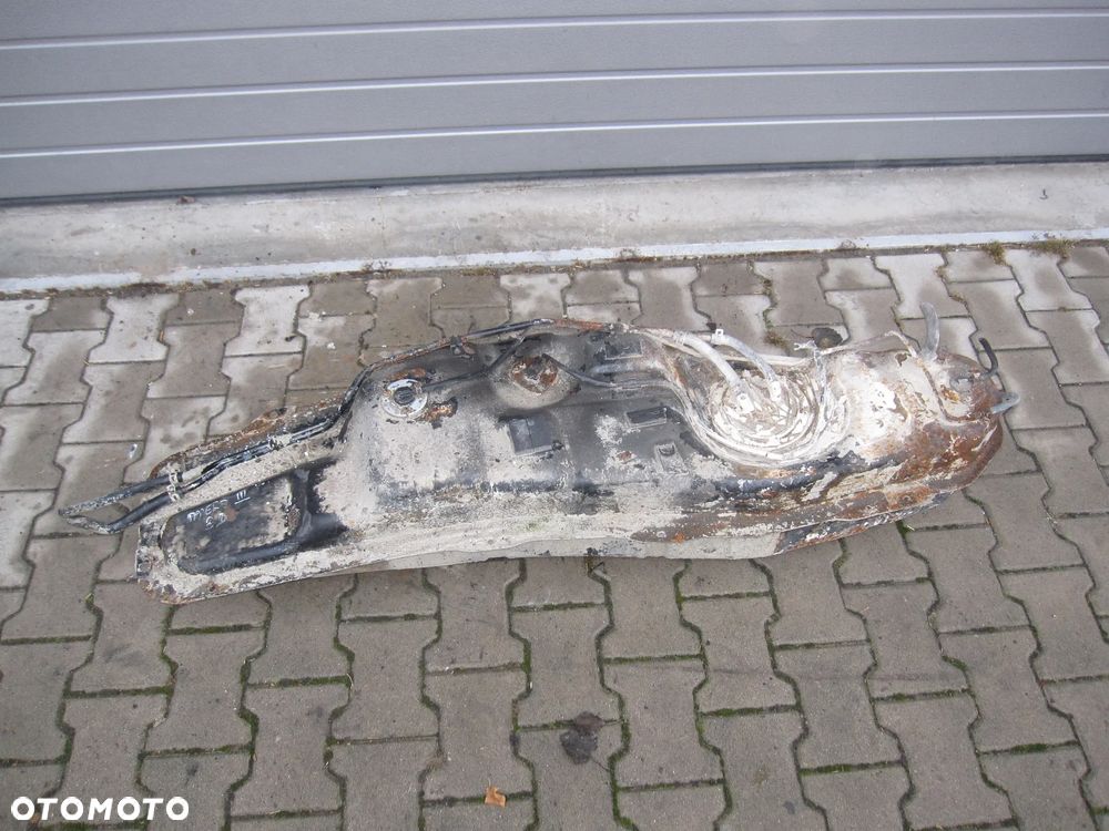 Mitsubishi Pajero III 3D 3,2DID zbiornik paliwa bak kompletny