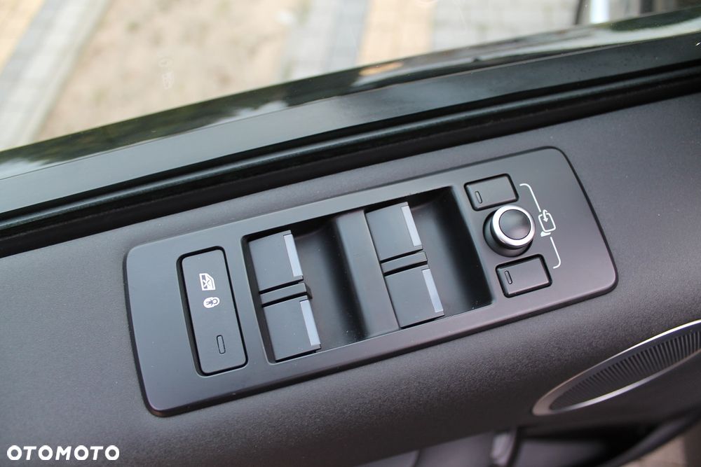 Land Rover Discovery 3.0 Td6 SkyView Edition - 32