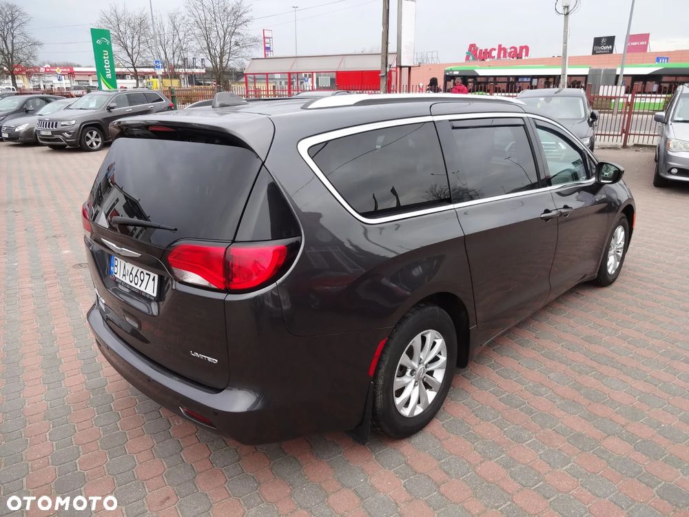 Chrysler Pacifica - 5