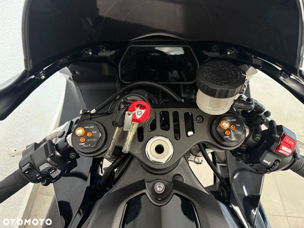 Yamaha R1 - 8