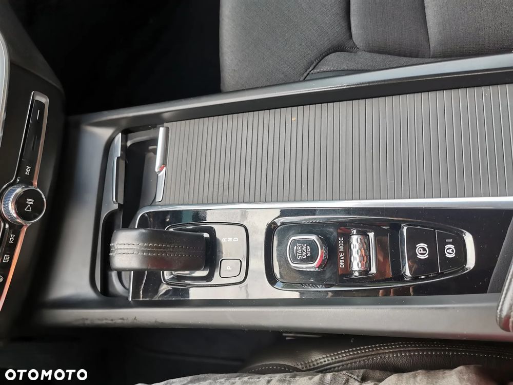 Volvo XC 60 B4 D AWD Geartronic Momentum Pro - 19